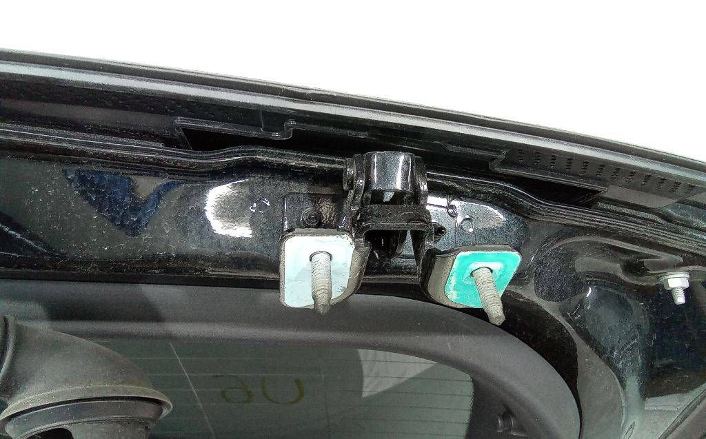 петля крышки багажника Mercedes-Benz A-Класс W176 2013, 2.0 л., бензин, A2467400137