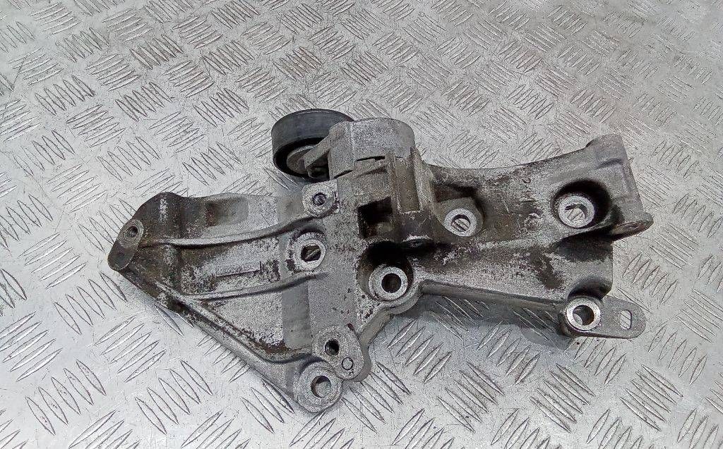 кронштейн генератора Renault Megane 2 поколение 2005, 1.6 л., бензин, МКПП, 8200327134