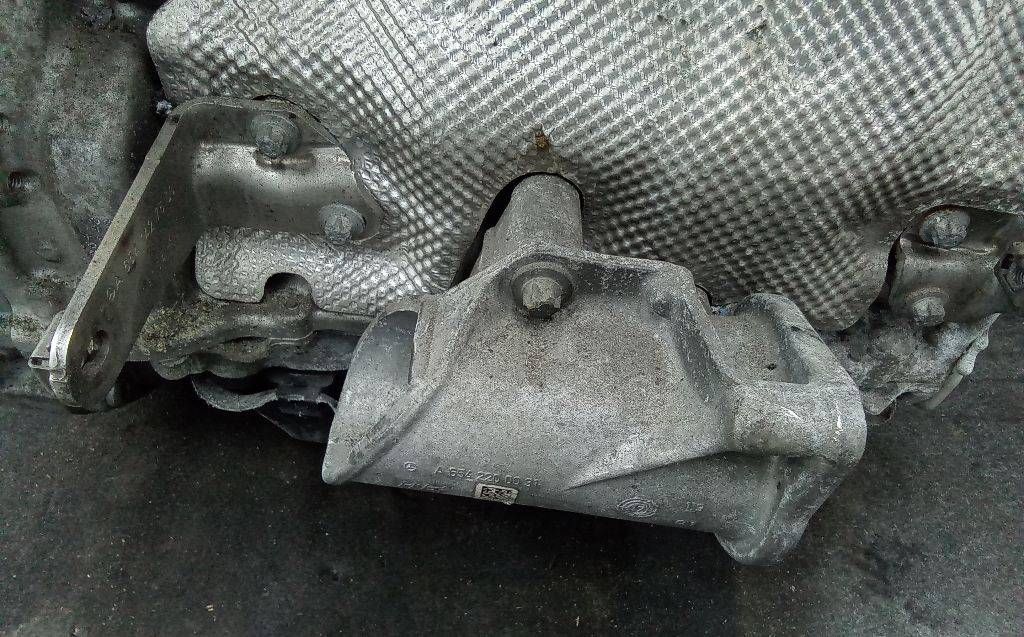 кронштейн полуоси Mercedes-Benz A-Класс W177/V177 2019, 2.0 л., дизель, АКПП, A6542200031