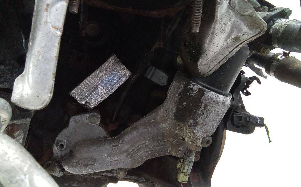 корпус масляного фильтра Peugeot 307 1 поколение 2003, 1.6 л., бензин, МКПП, 9636015310