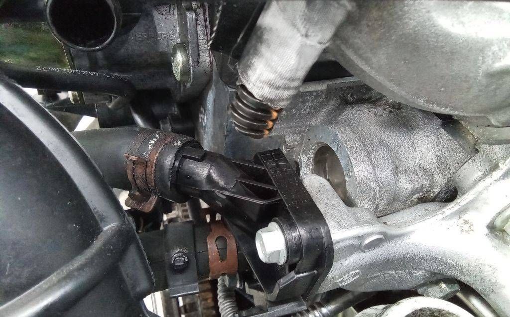 фланец (тройник) системы охлаждения Renault Clio 3 поколение 2008, 1.5 л., дизель, МКПП, 8200337841
