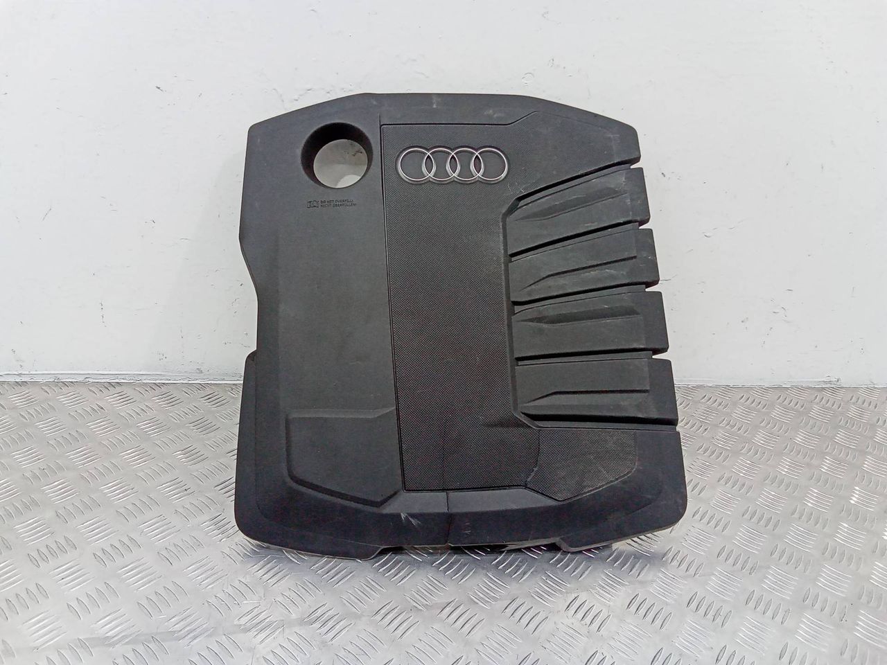 декоративная крышка двигателя Audi A6 C8 (2018 - 2026), 2.0 л., дизель, 05L103925