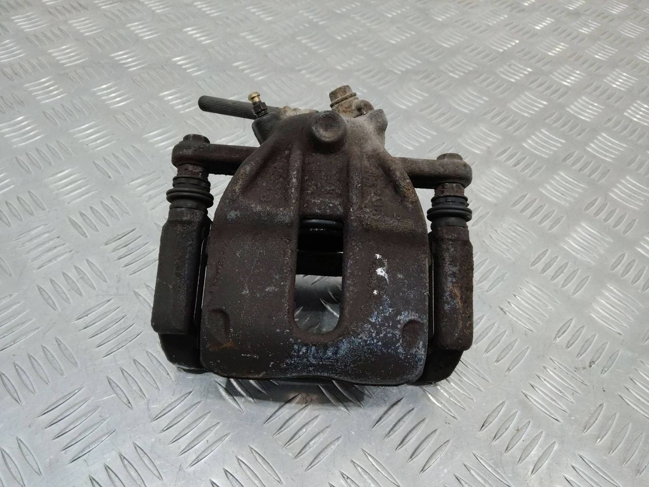 суппорт передний правый Nissan Micra K12 [2-й рестайлинг], 1.2 л.