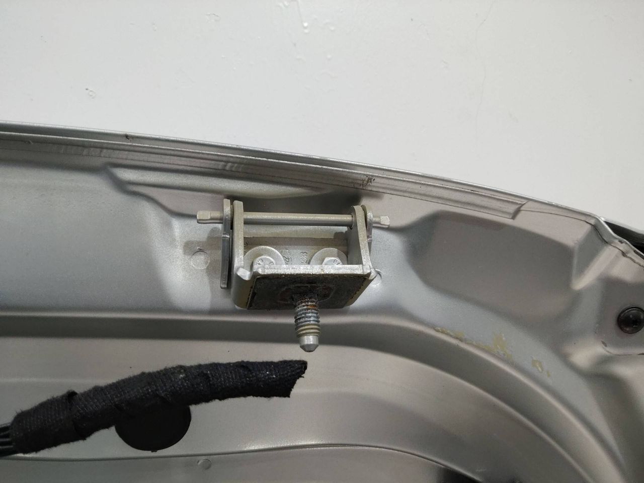 петля крышки багажника Ford Fiesta 6 поколение [рестайлинг] 2015, хетчбэк 5 дв.