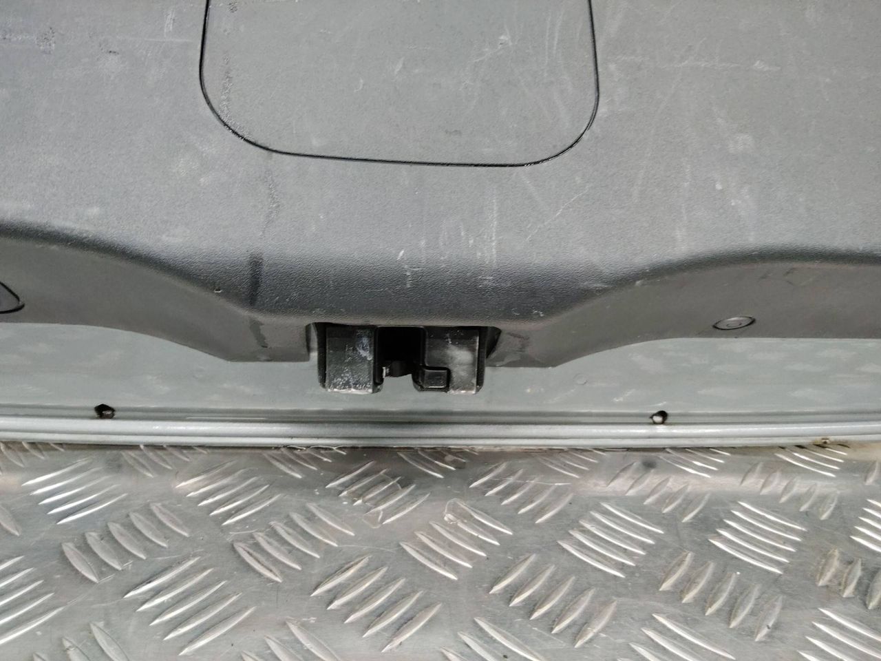 замок багажника Toyota Auris 1 поколение 2009