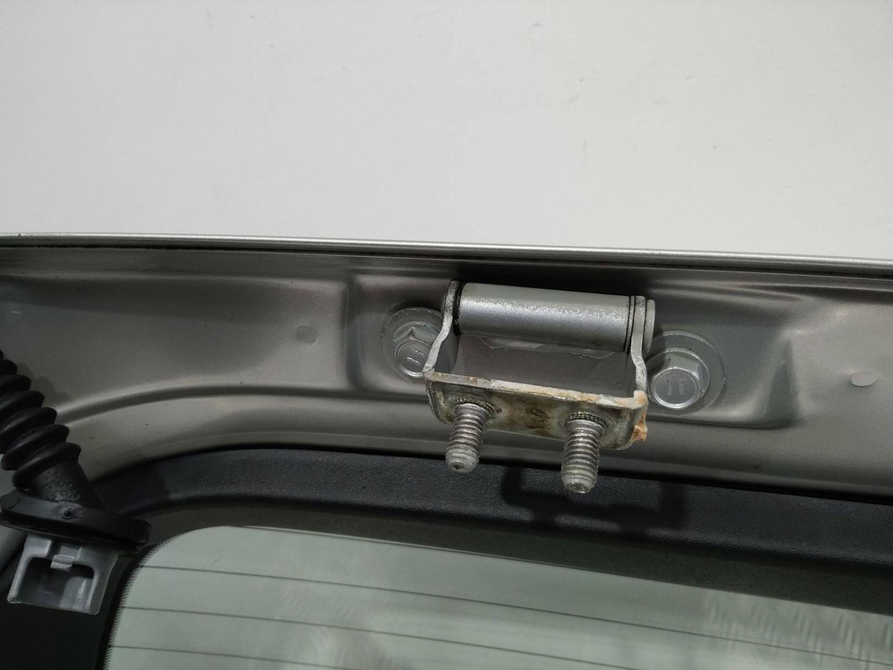 петля крышки багажника Toyota Corolla Verso 2 поколение AR10 2005
