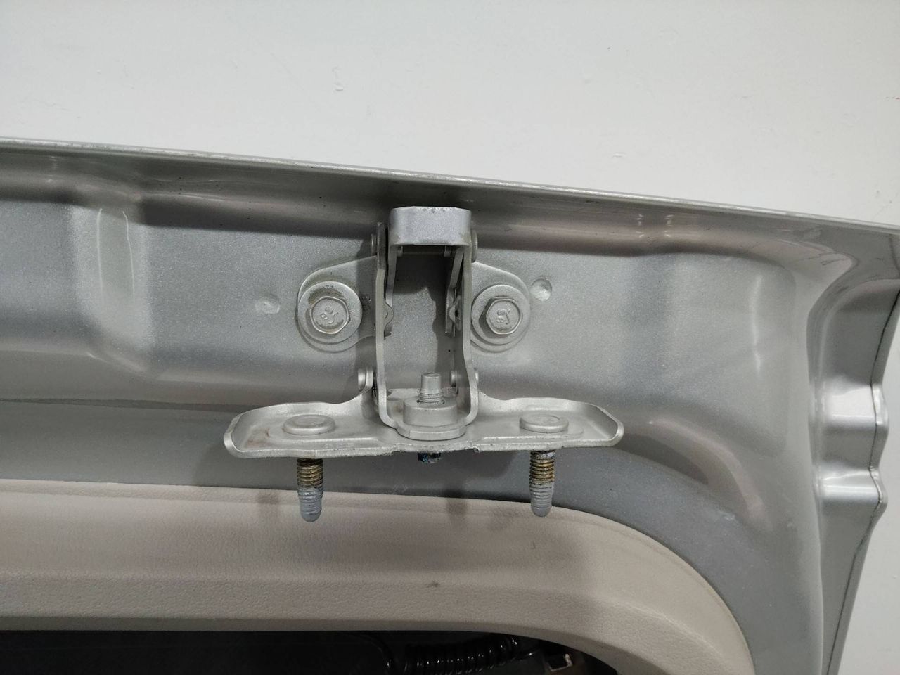 петля крышки багажника Jeep Commander 1 поколение 2006