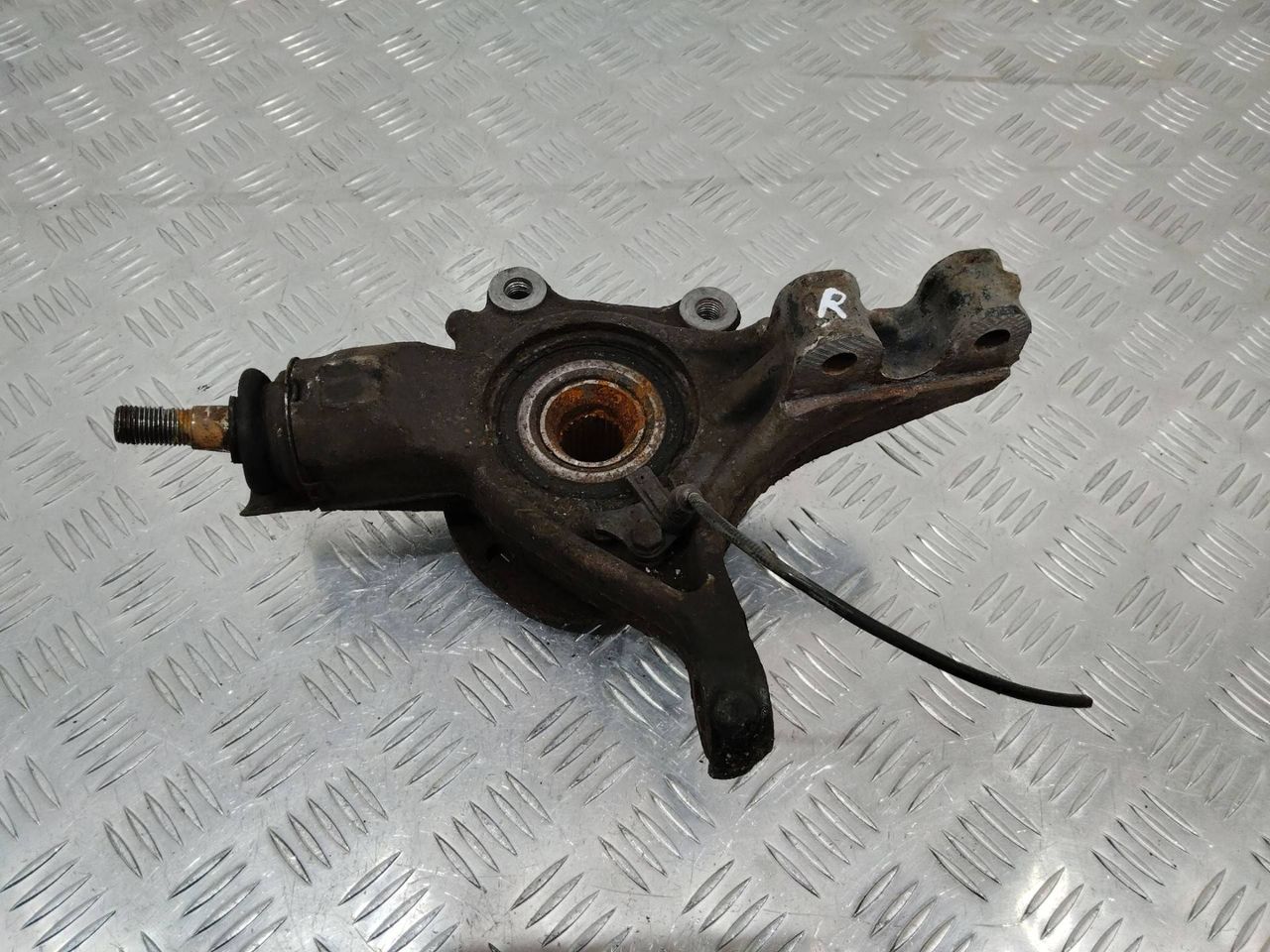 кулак поворотный правый Citroen C4 2 поколение 2011, 1.6 л., дизель