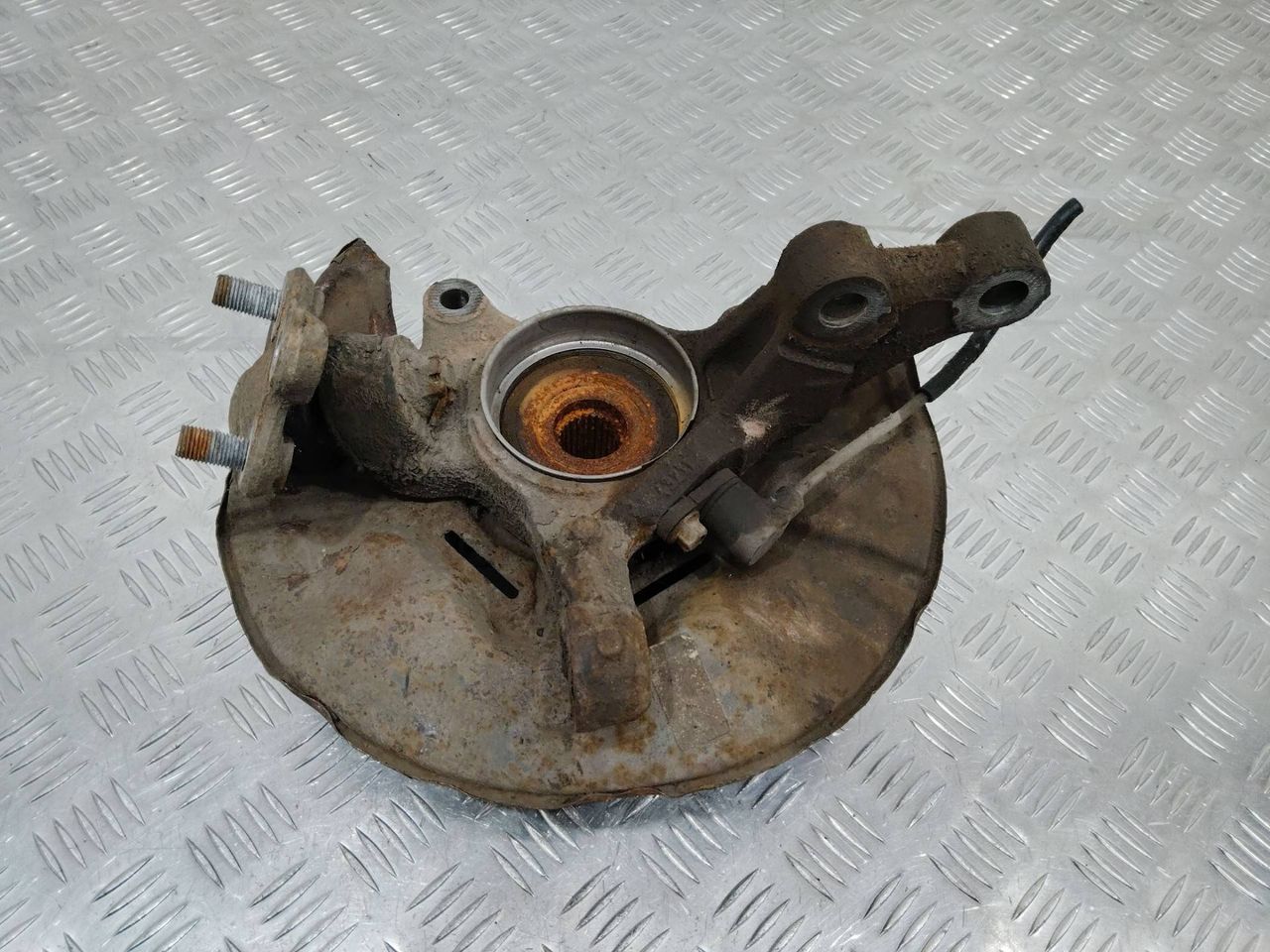 кулак поворотный правый Toyota Corolla Verso 2 поколение AR10 2005, 1.6 л., бензин