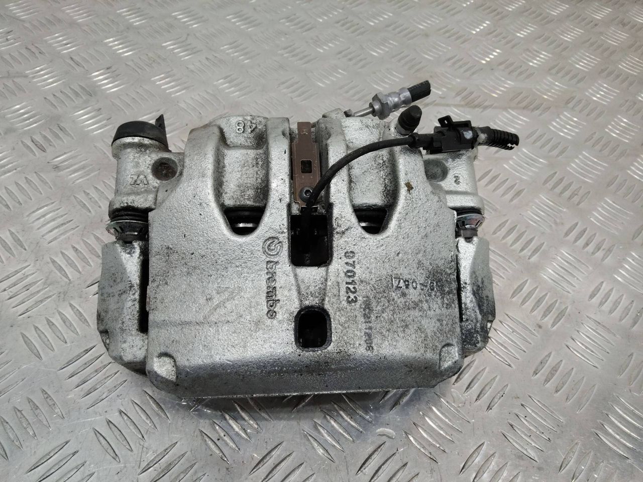 суппорт передний правый Nissan Cabstar F24 2014