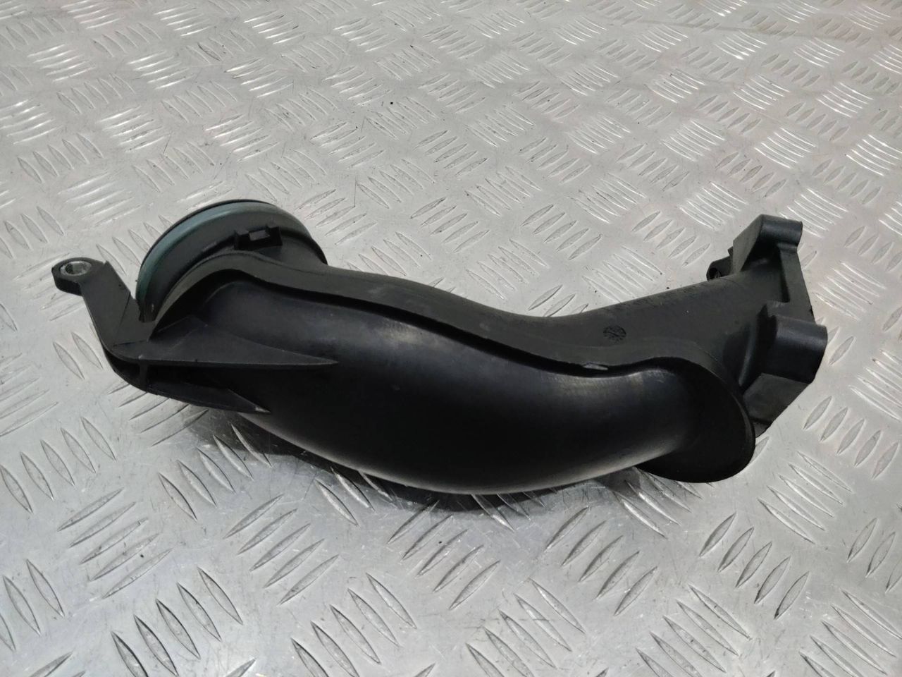 патрубок (трубопровод, шланг) Audi A8 D3/4E 2002, 4.0 л., дизель, 057145762E