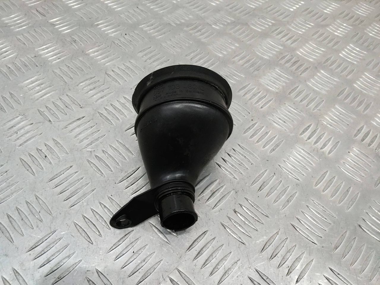 маслозаливная горловина Audi A8 D3/4E 2002, 4.0 л., дизель, 057103482C