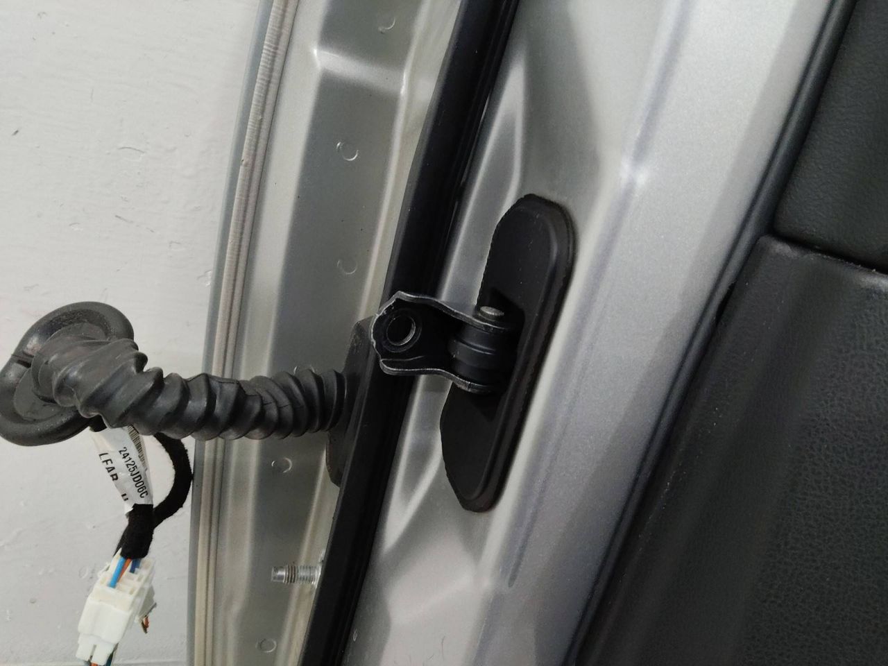 ограничитель открывания двери Nissan Qashqai 1 поколение 2007