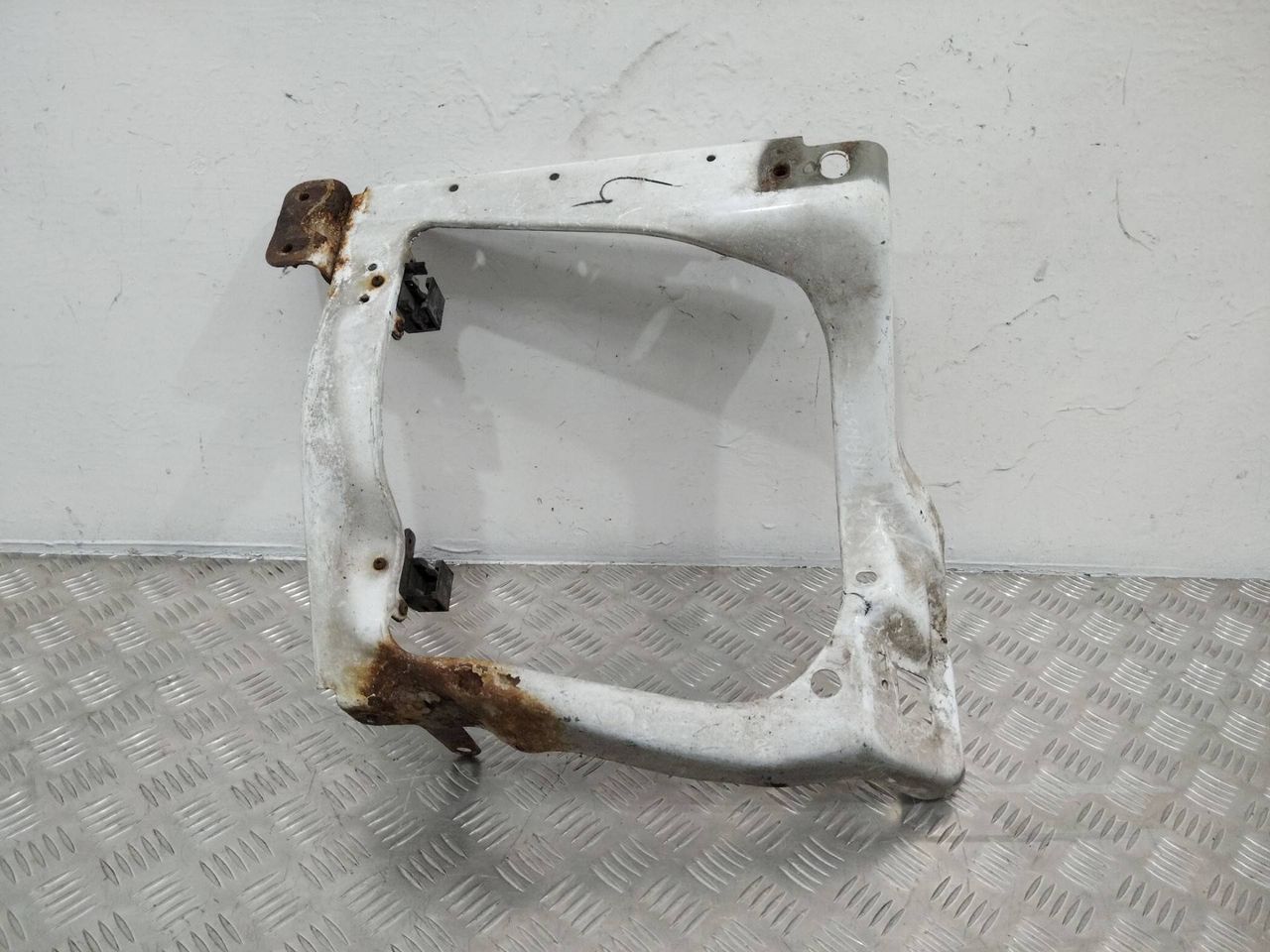 крепление фары левой Ford Transit 7 поколение 2007, 7C11-13K020
