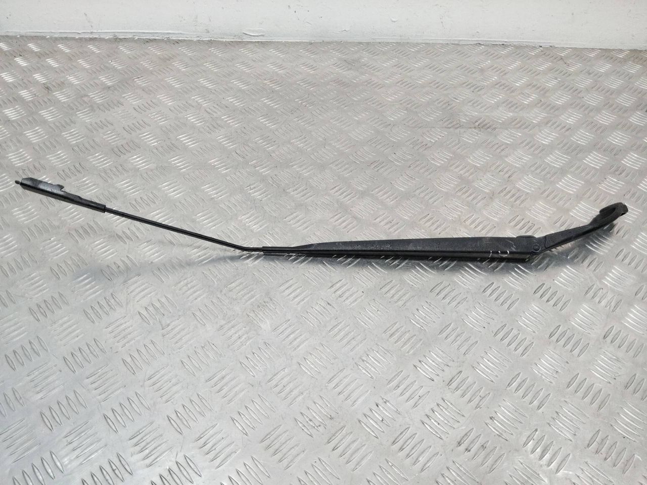 щеткодержатель (поводок стеклоочистителя, дворник) Nissan Qashqai 1 поколение 2007, 1.5 л., дизель, 80017607