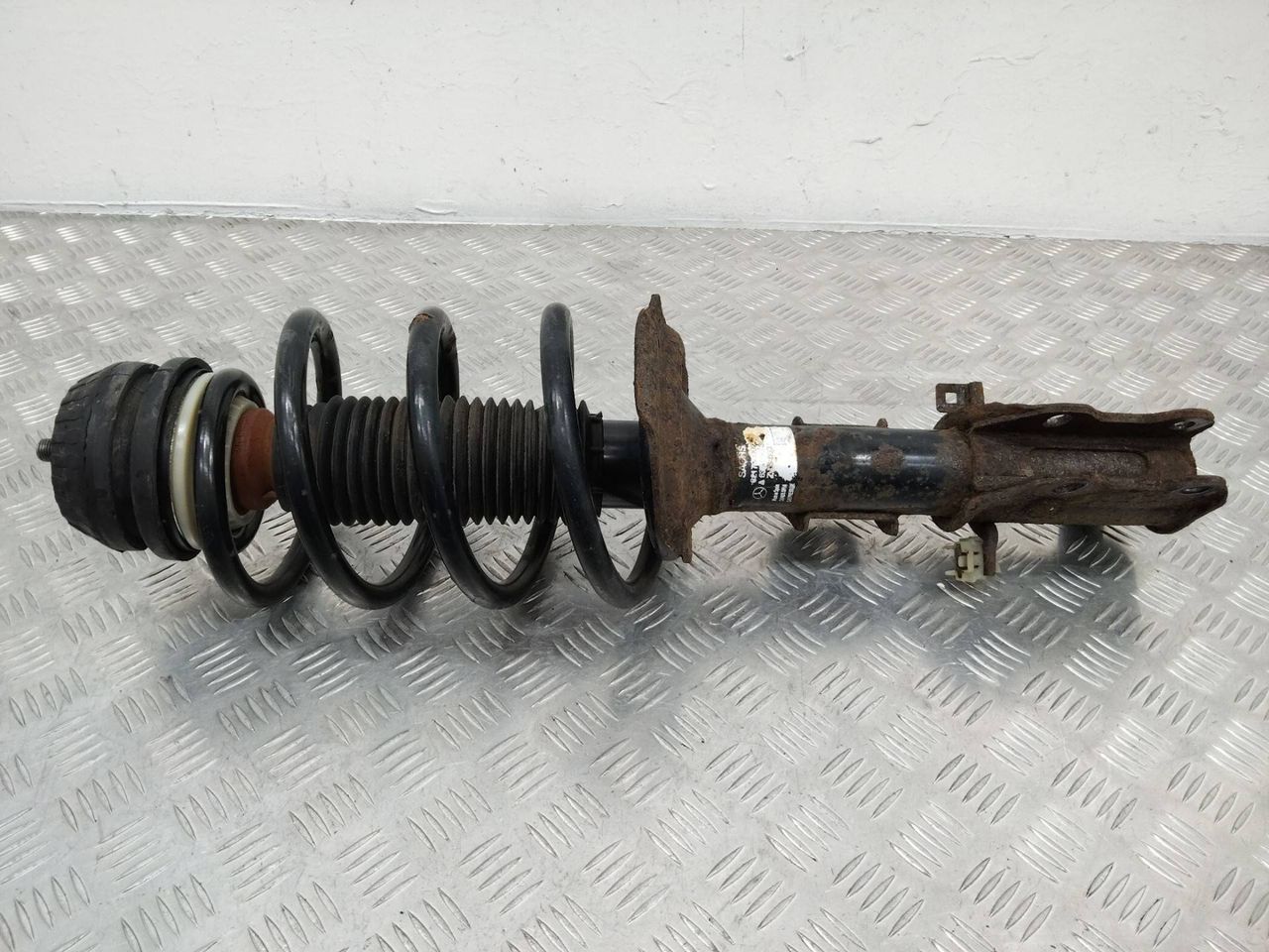 амортизатор передний правый Mercedes-Benz Vito W639 2010, 2.2 л., дизель, МКПП, A6393203613