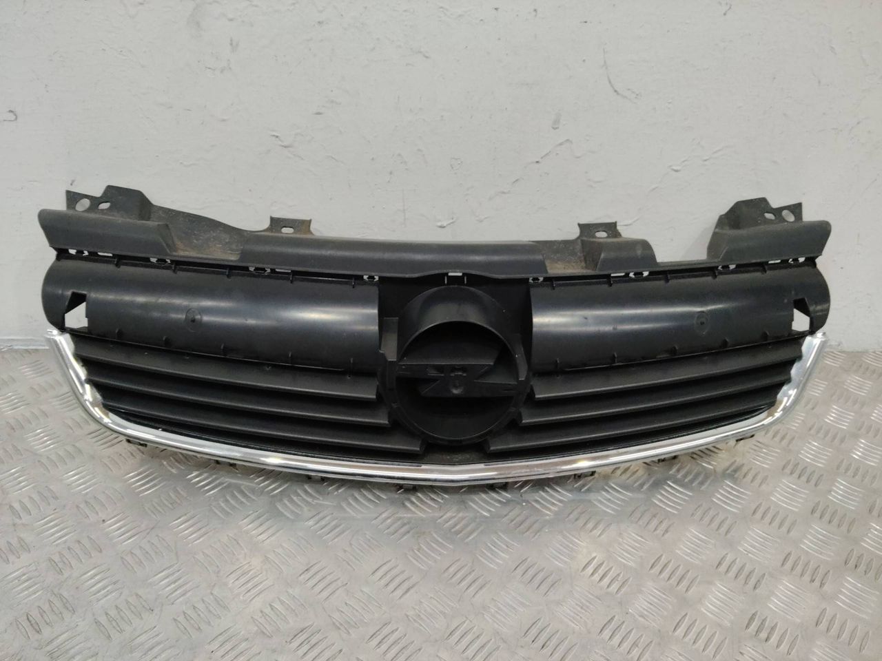 решетка радиатора Opel Zafira 2 поколение (B) 2006, 13136136