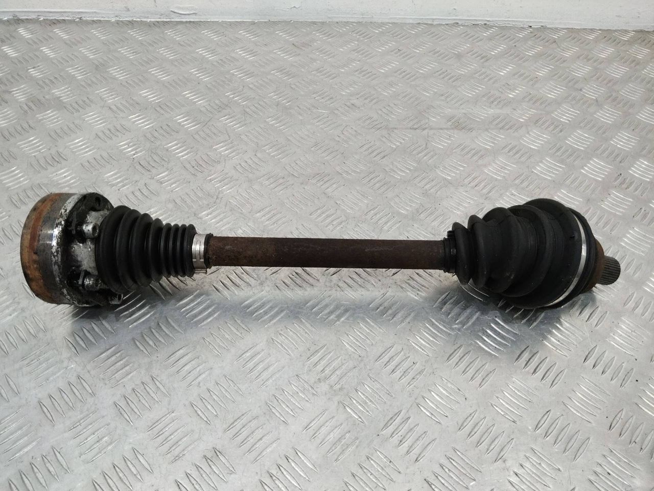 полуось передняя левая (приводной вал, ШРУС) Volkswagen Passat B6 2006, 1.9 л., дизель, МКПП