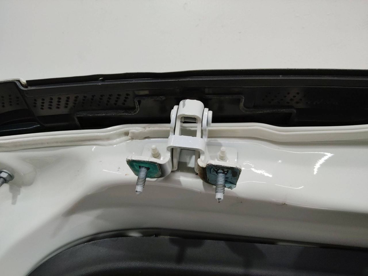 петля крышки багажника Mercedes-Benz A-Класс W176 2015