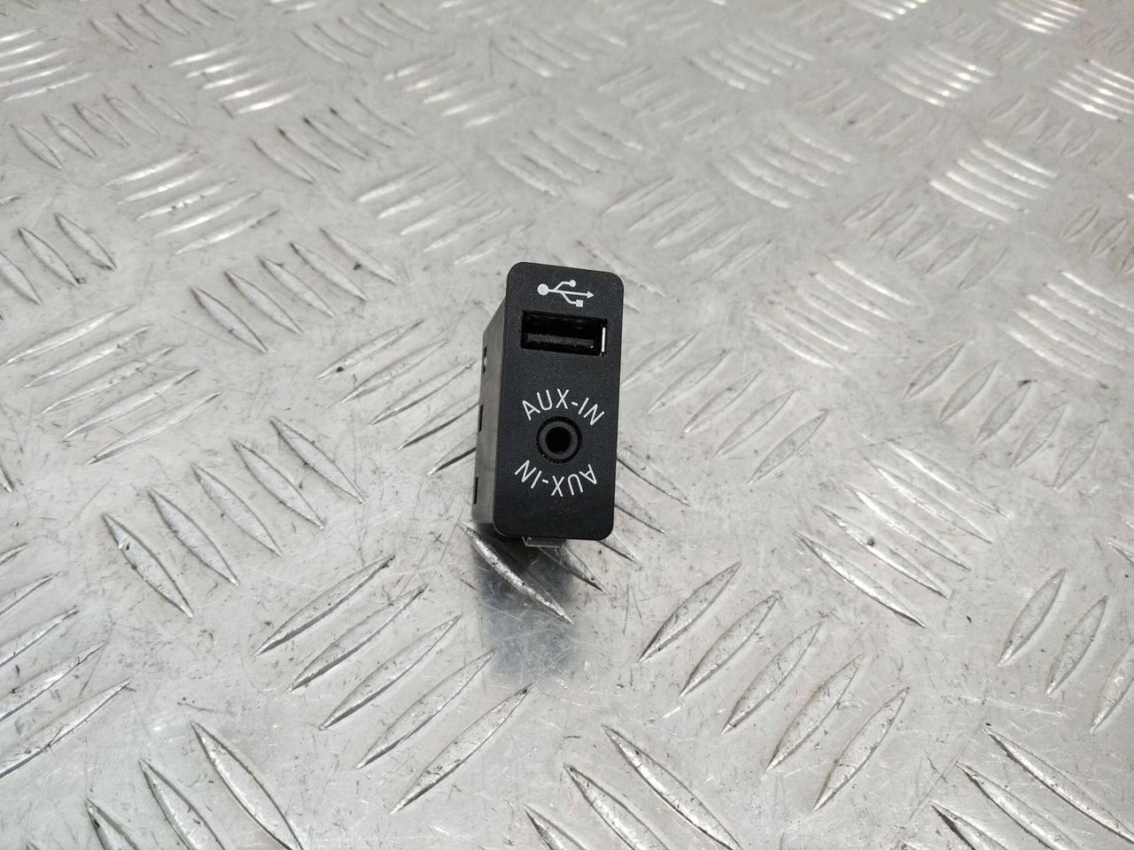 разъем AUX / USB BMW X5 F15 2015, 8410926660703
