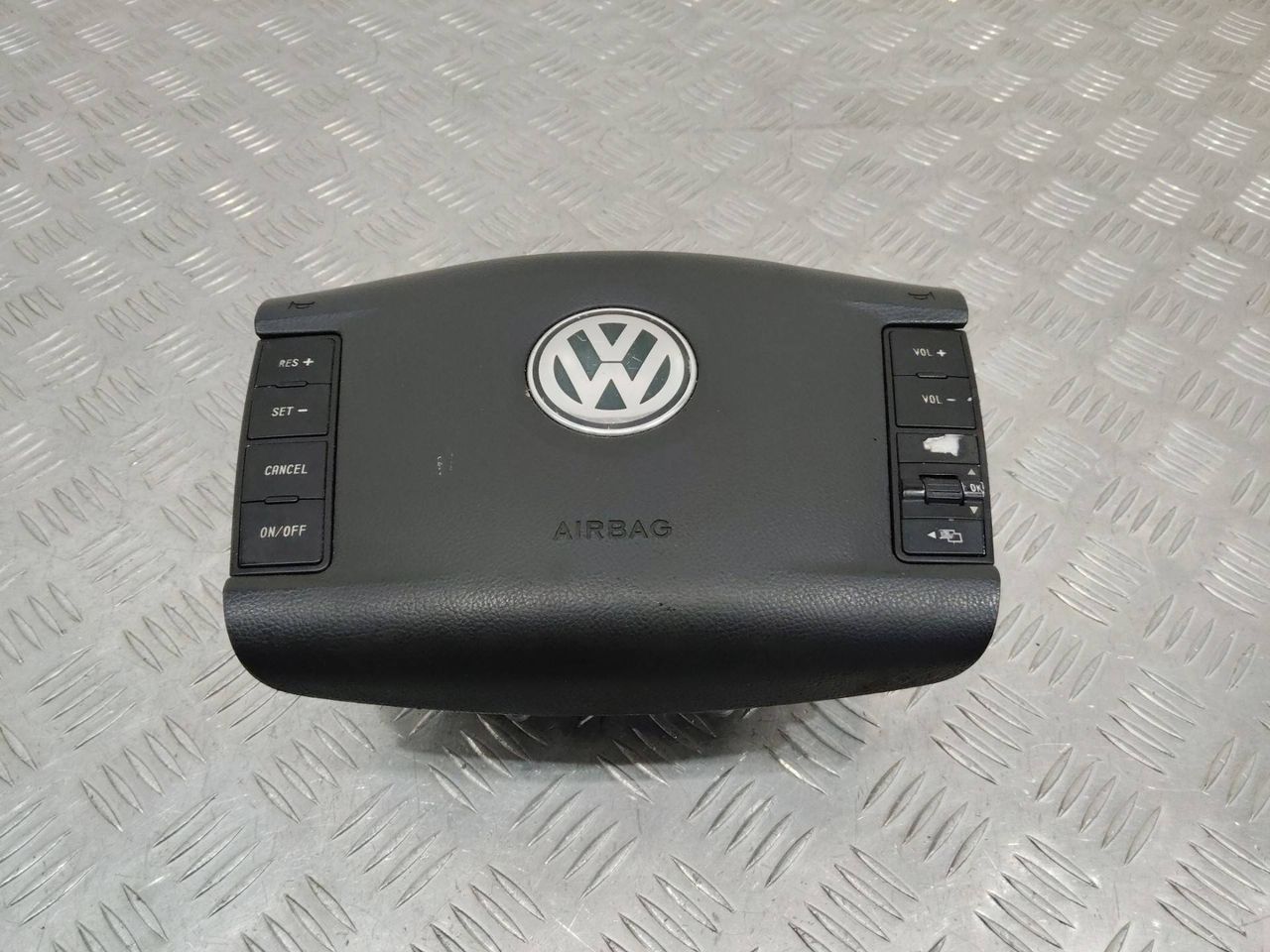 подушка безопасности водителя Volkswagen Touareg 1 поколение 2005, 7L6880201