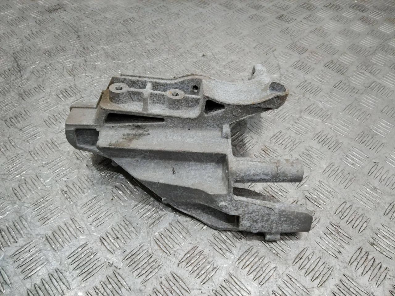 кронштейн (крепление) Volkswagen Crafter 2 поколение 2022, 2.0 л., дизель, МКПП, 2N0407104B