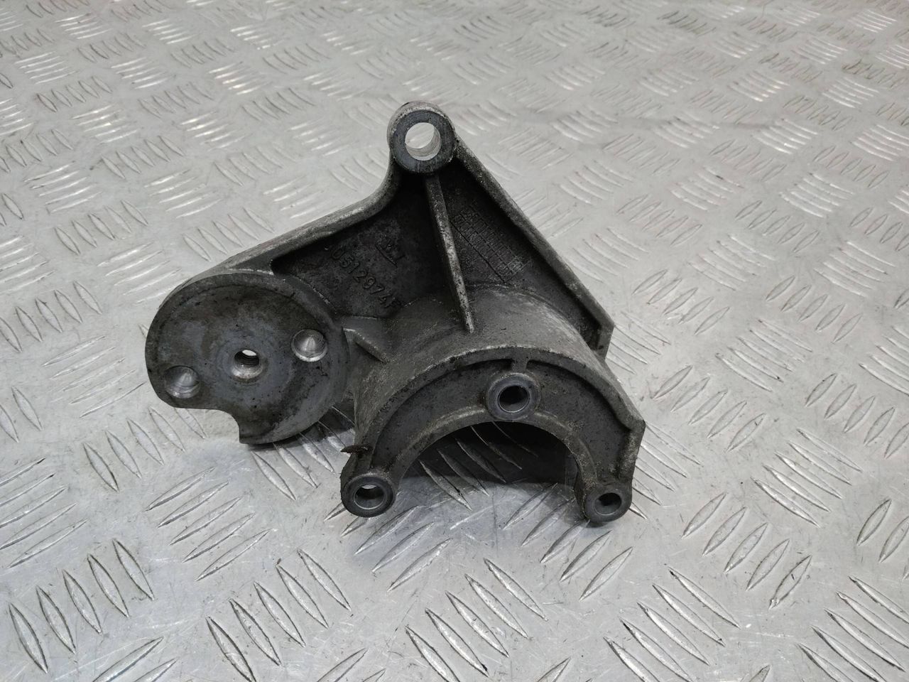 кронштейн генератора Jeep Cherokee KJ 2007, 90512974F