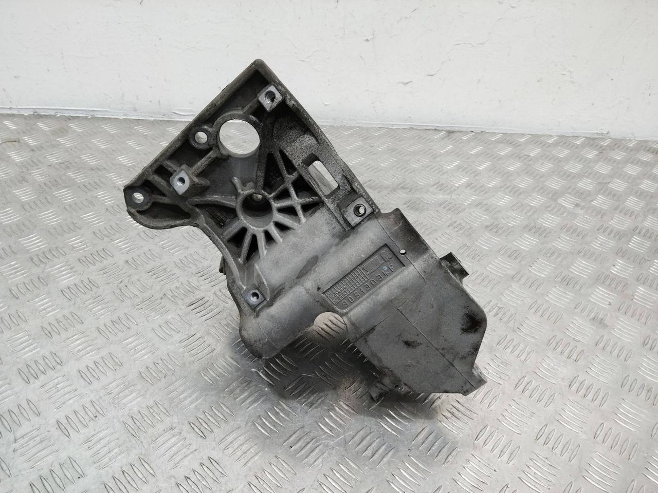 кронштейн генератора Jeep Cherokee KJ 2007, 2.8 л., дизель, 90513034F