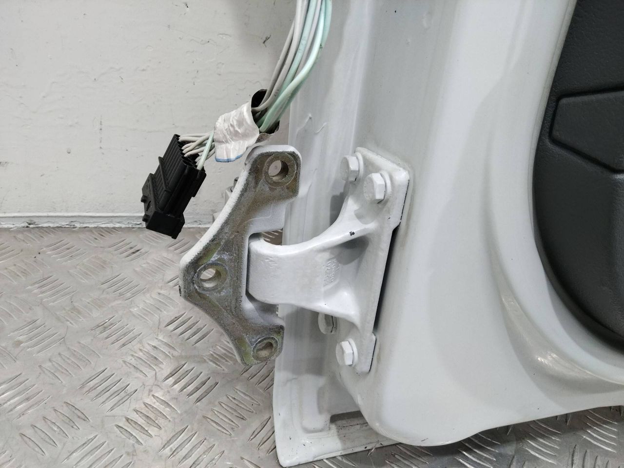 петля двери Renault Midlum 1 поколение 2003
