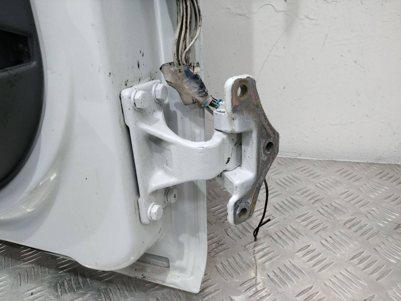 петля двери Renault Midlum 1 поколение 2003