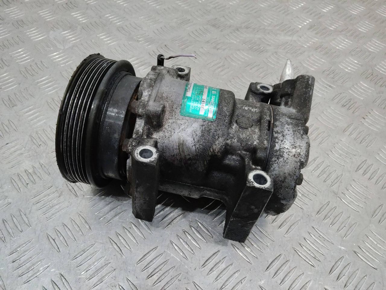 компрессор кондиционера Renault Clio 2 поколение 2000, 1.4 л., бензин, МКПП, 7700273801