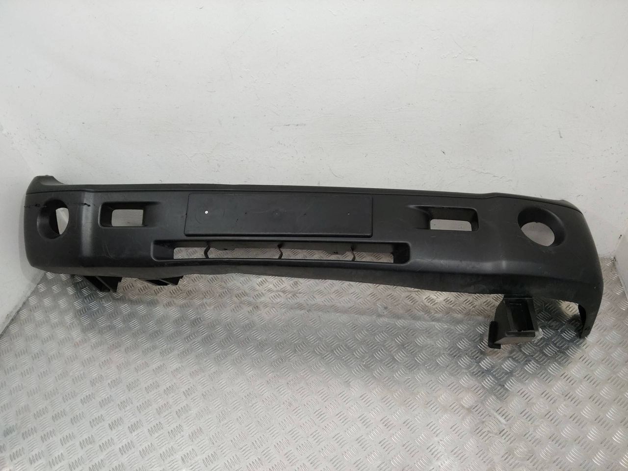 бампер передний Nissan Cabstar F24 2006, 62022LC1