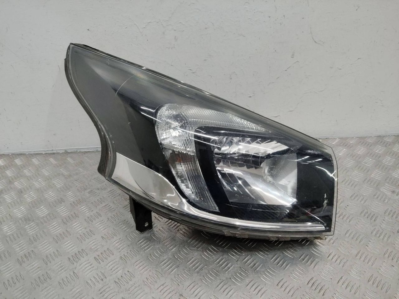 фара правая Opel Vivaro B 2014, 260108099R
