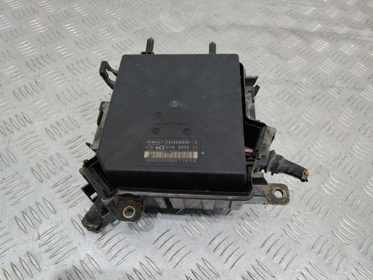 блок предохранителей Renault Megane 3 поколение 2010, 284B60008R