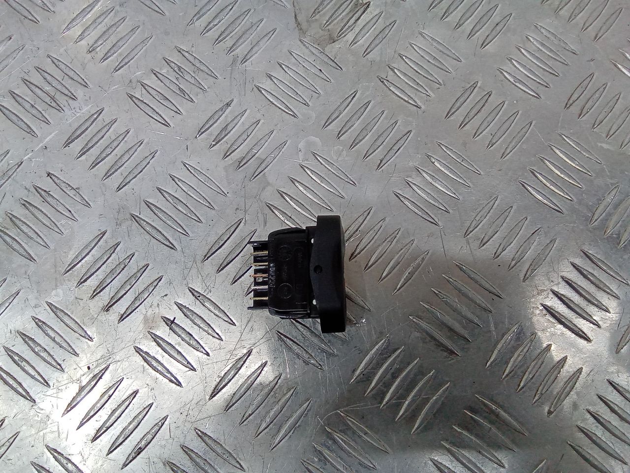кнопка стеклоподъемника двери Renault Duster 1 поколение 2011, E30607
