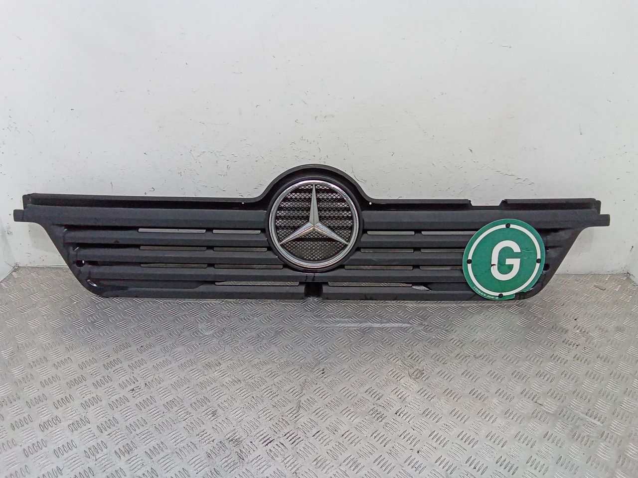 решетка радиатора Mercedes-Benz Atego 1 поколение 2001, A9738800185