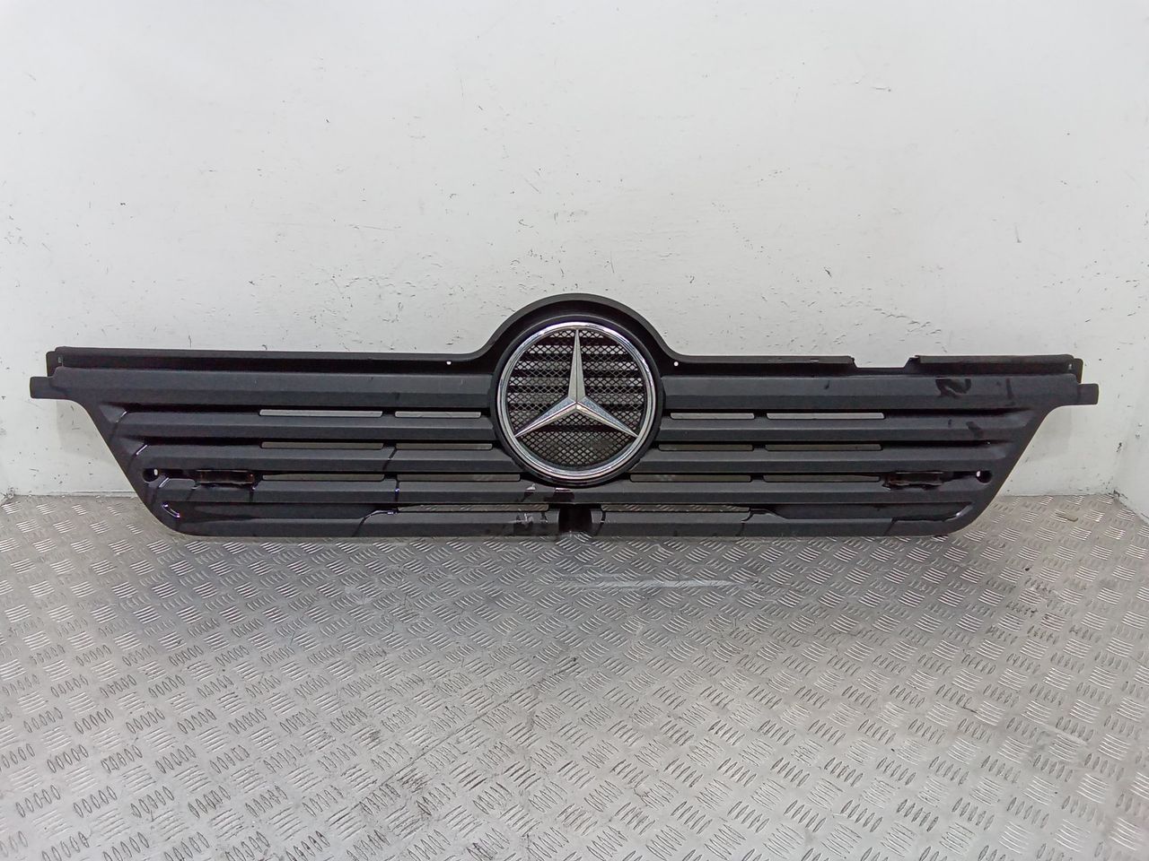 решетка радиатора Mercedes-Benz Atego 1 поколение 2002, A9738800185