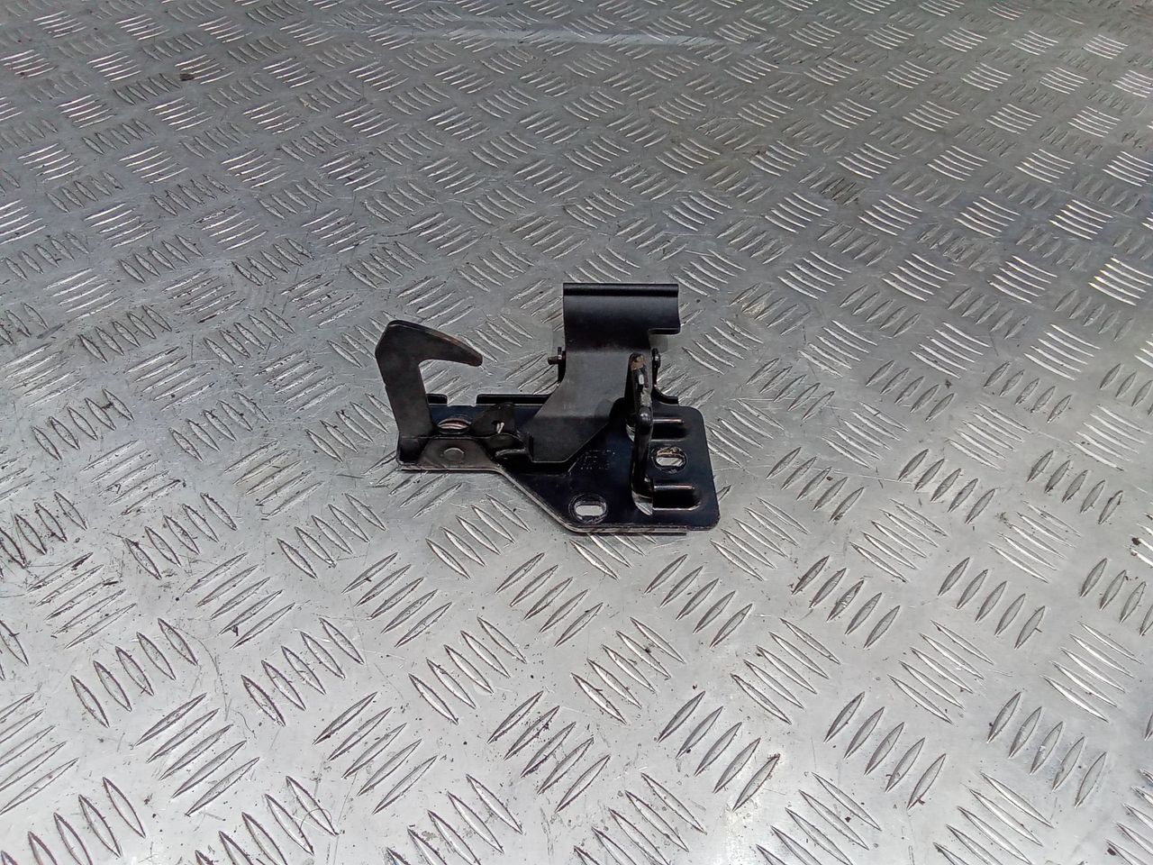 замок капота Volkswagen Touareg 1 поколение 2004, 6Q0823480