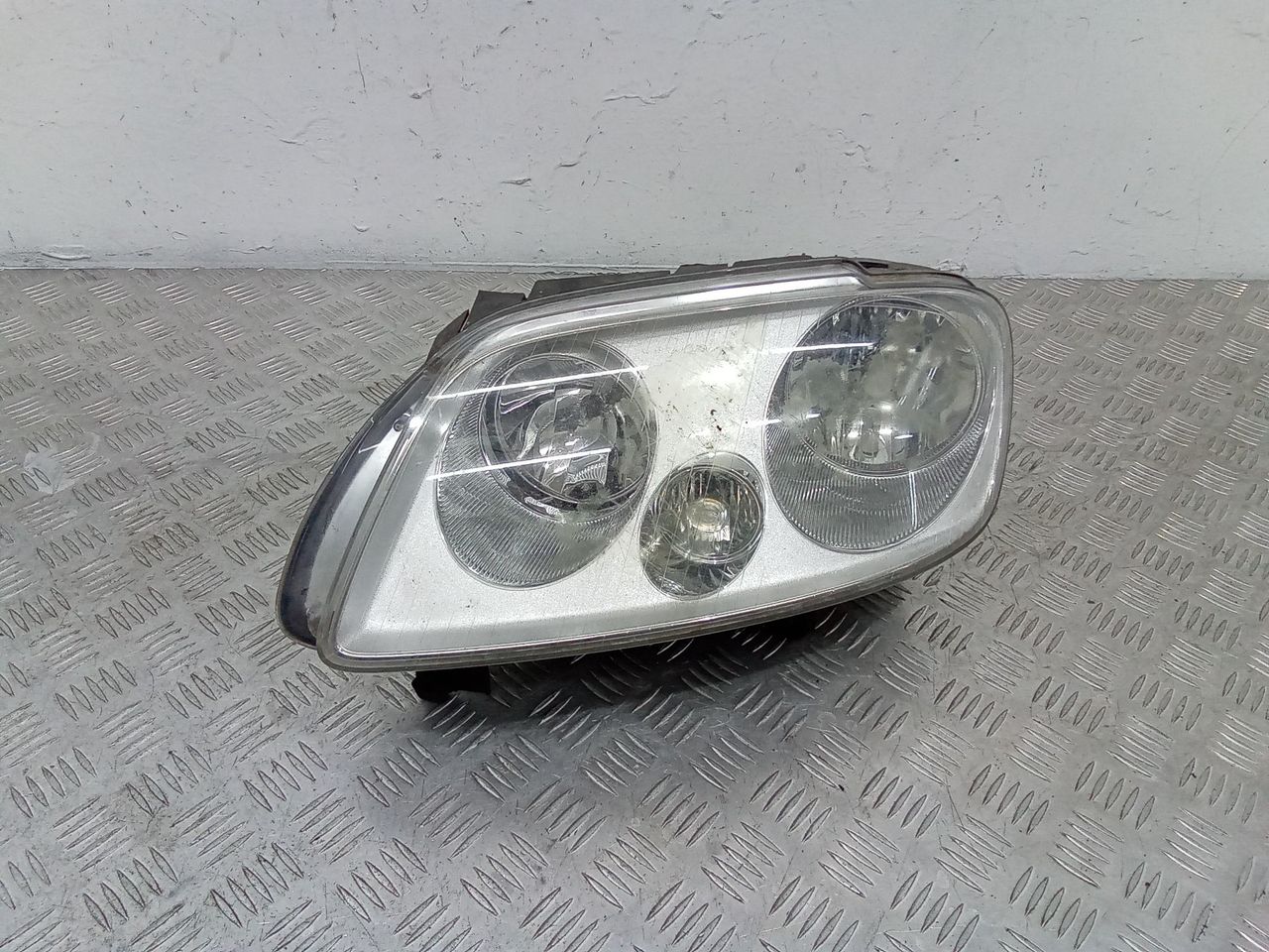 фара левая Volkswagen Caddy 3 поколение 2010, 2K0941005E