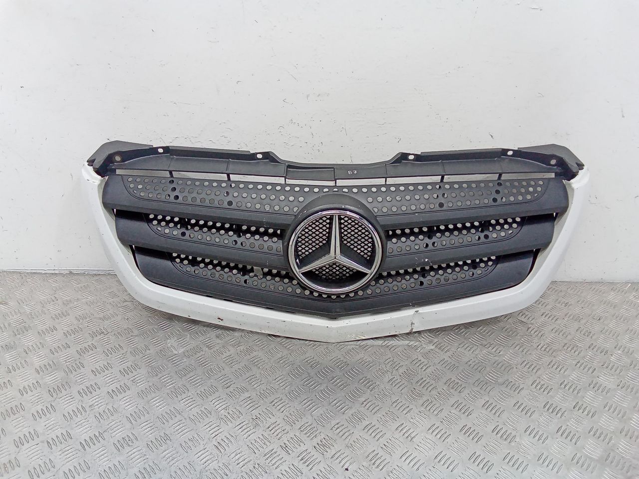 решетка радиатора Mercedes-Benz Sprinter 2 поколение [рестайлинг] (W906) 2016, A9068880523