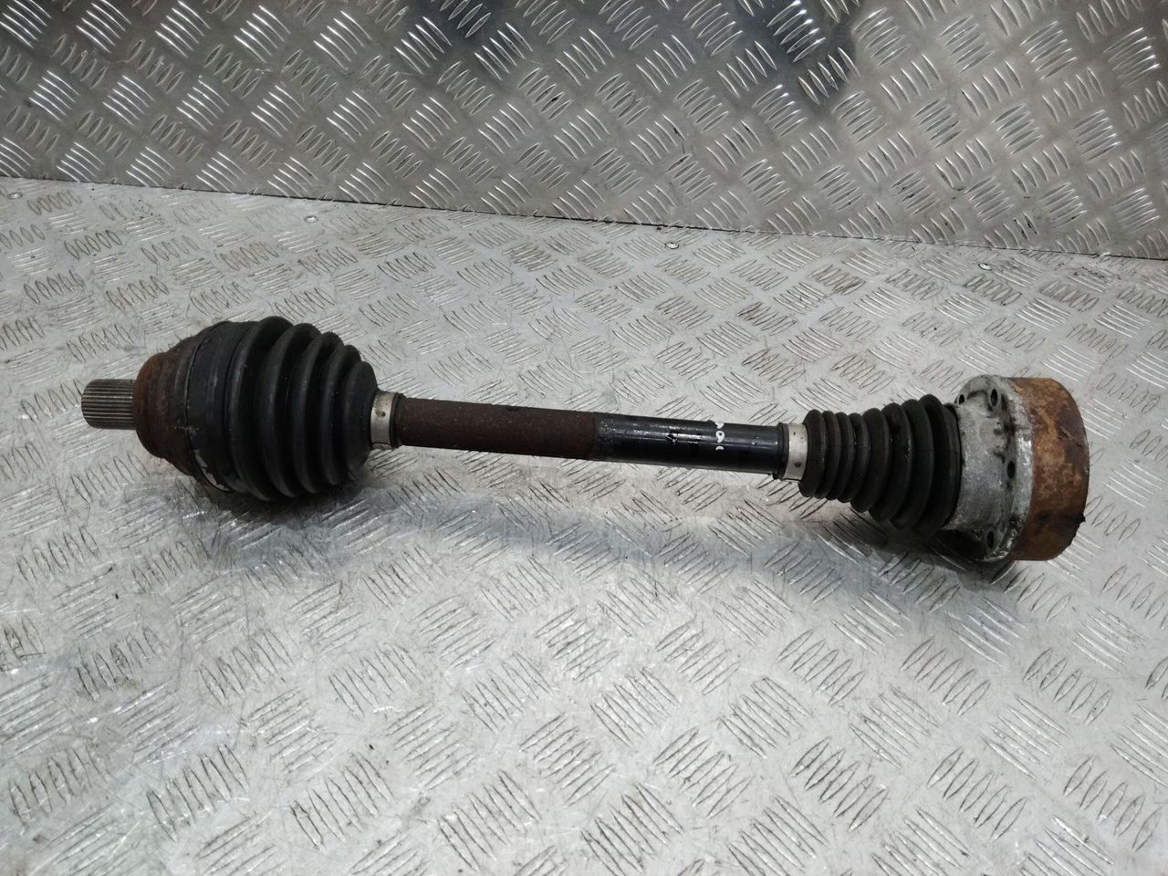 полуось передняя левая (приводной вал, ШРУС) Volkswagen Caddy 3 поколение 2007, 2.0 л., BST, дизель, МКПП