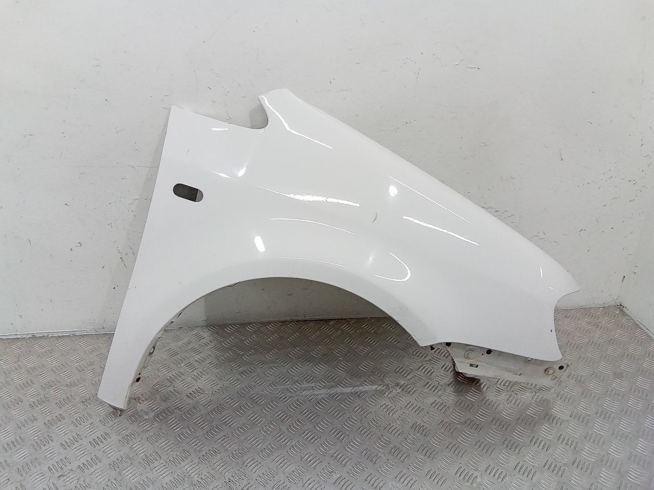 крыло переднее правое Volkswagen Caddy 3 поколение 2010, 1T0824216C