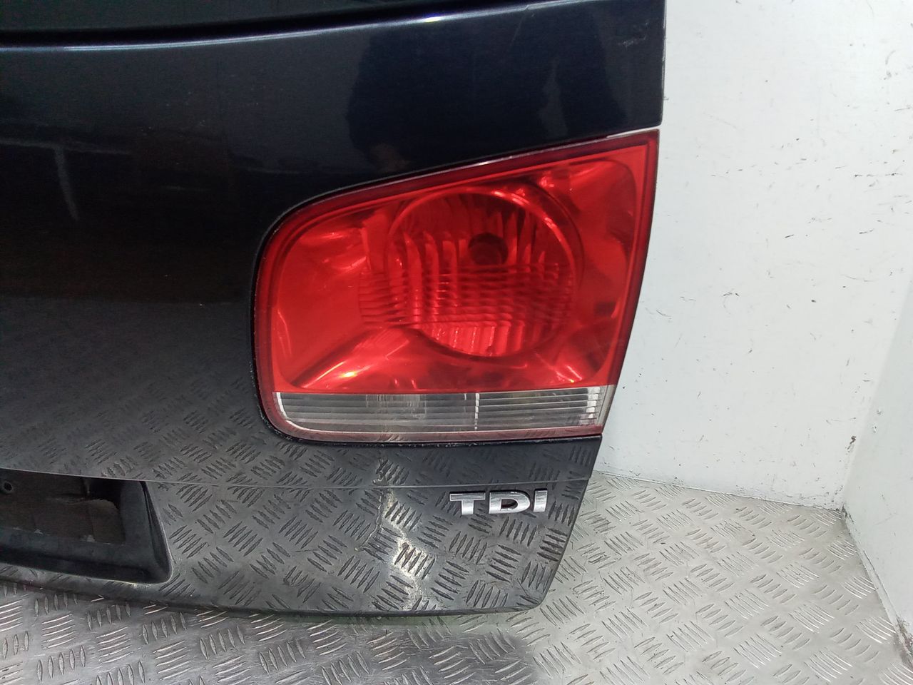 фонарь крышки багажника правый Volkswagen Touareg 1 поколение 2004