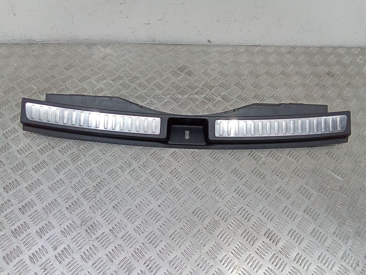накладка внутренняя на заднюю панель кузова Mercedes-Benz GL-Класс X166 2014, A1666900341