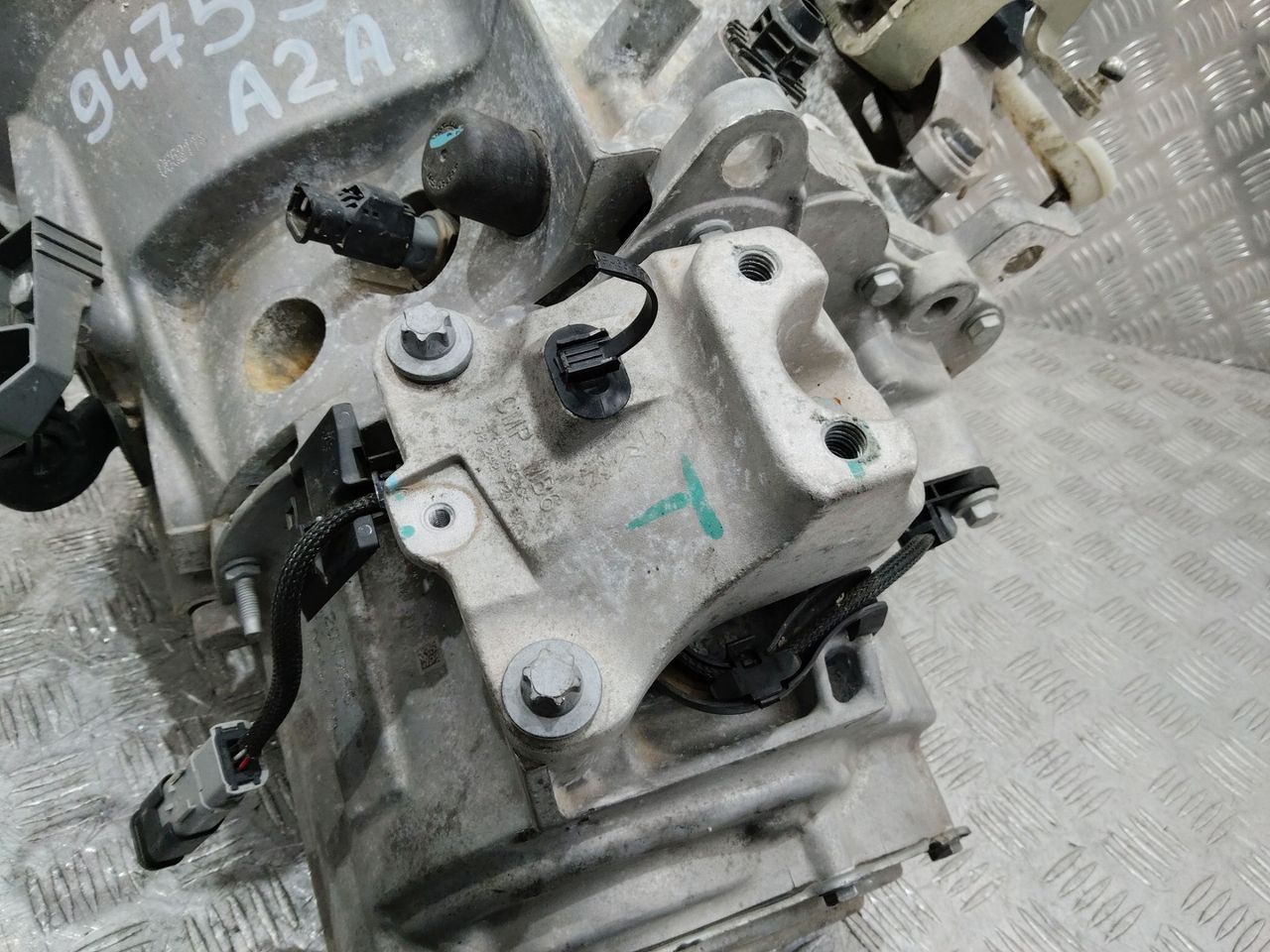 кронштейн КПП Peugeot 208 2 поколение 2020, 1.2 л., бензин, МКПП, 9824272980