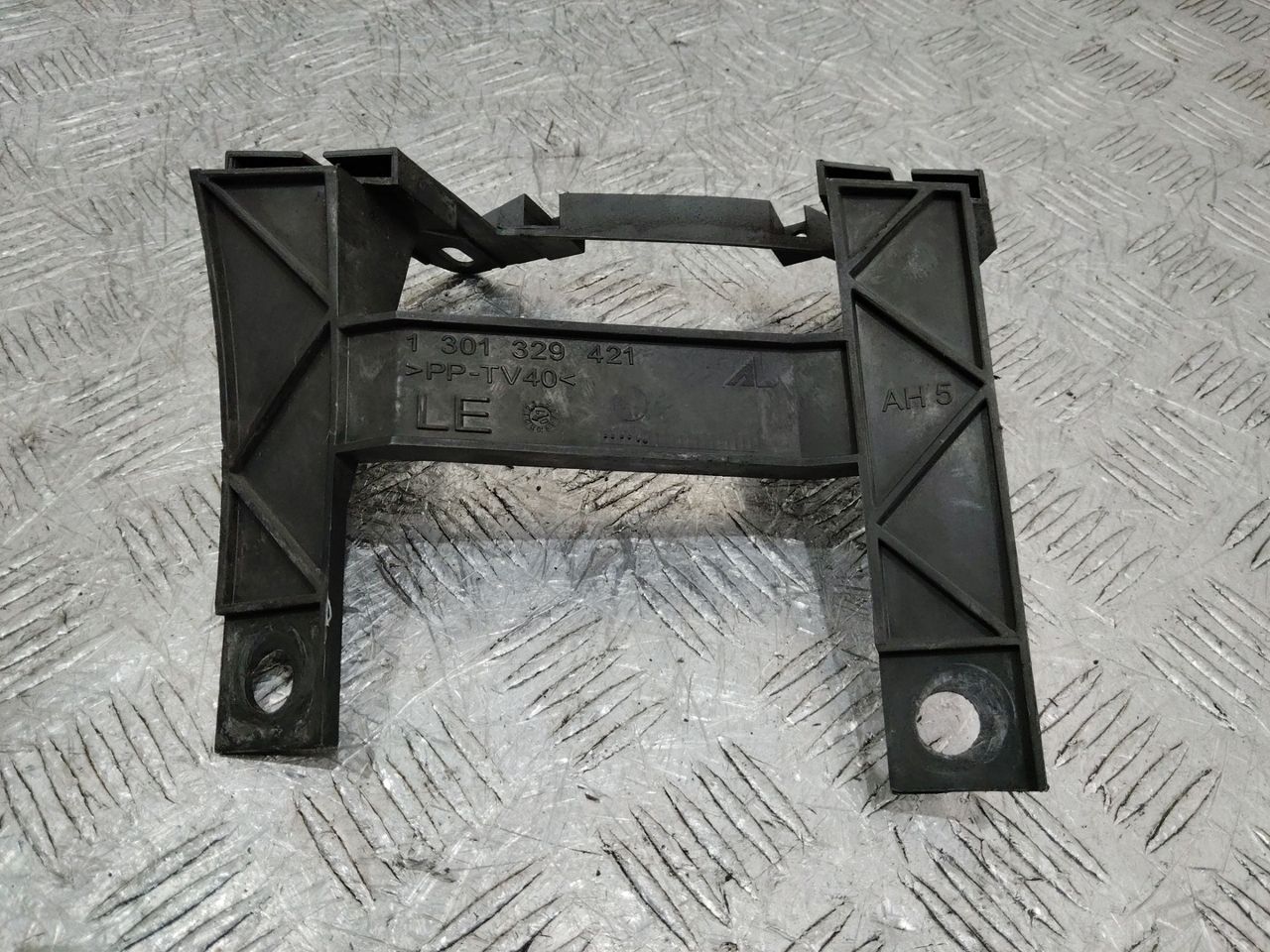 крепление фары левой Volkswagen Transporter T5 2008, 1301329421