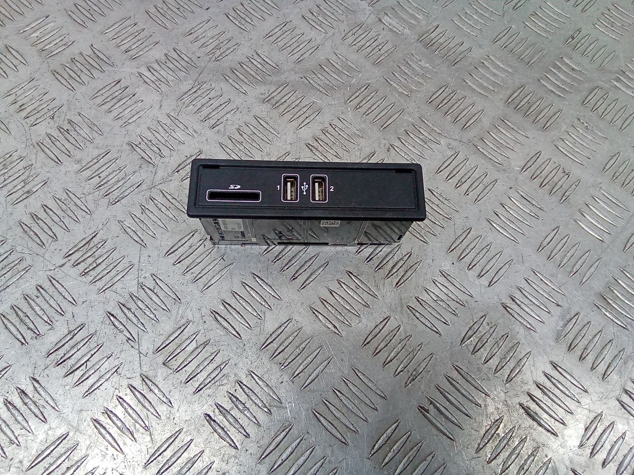 разъем AUX / USB Mercedes-Benz C-Класс W205/S205/C205 2017, A2058200526
