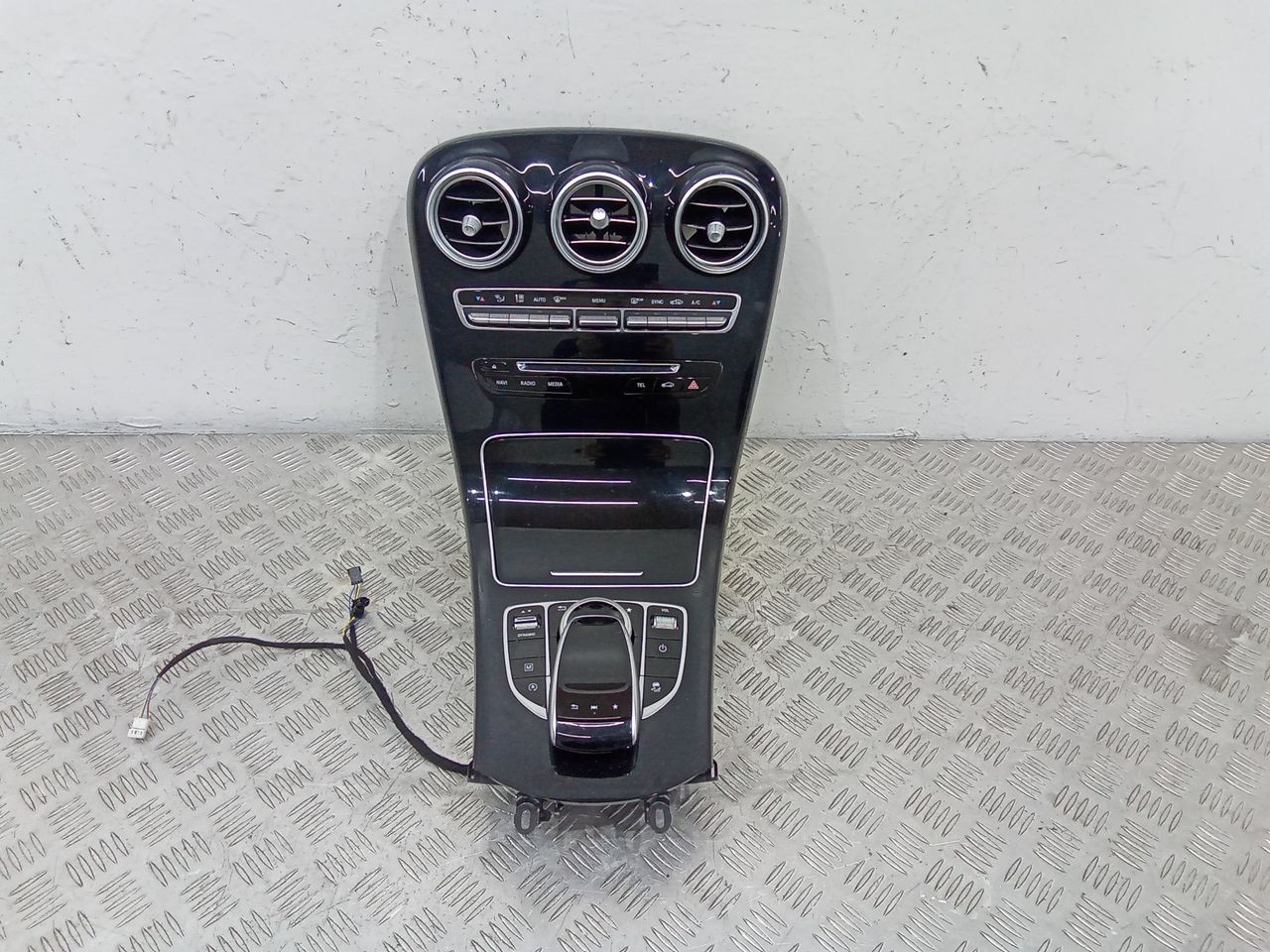 консоль салона Mercedes-Benz GLC-Класс X253/C253 2017, A2056801005