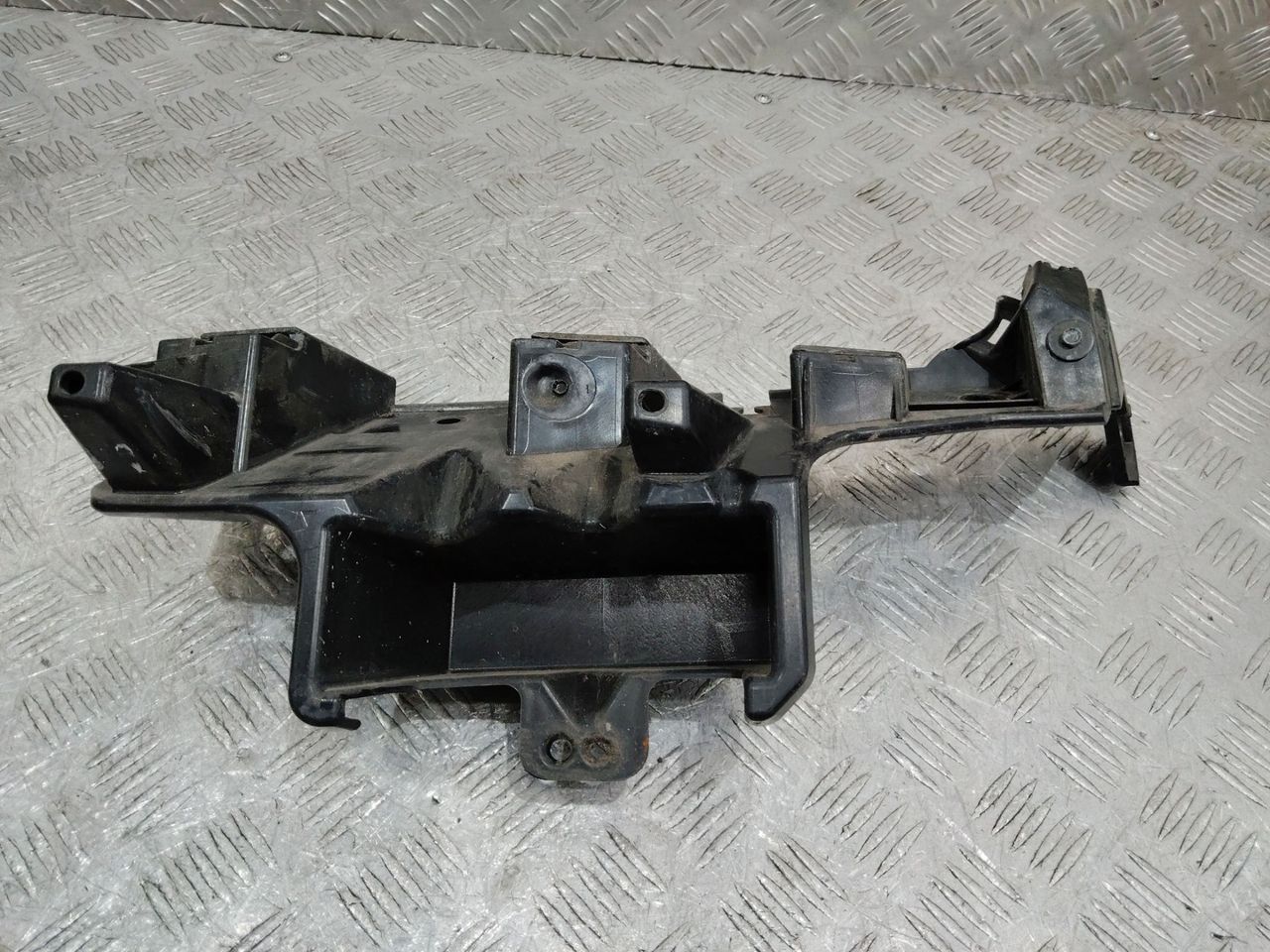 Крепление бампера заднего Ford Mustang 6 поколение S550 2015, FR3B17D960AJ