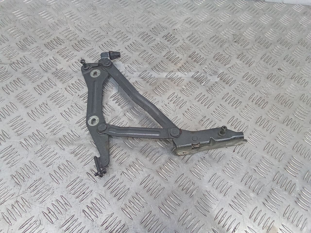 петля крышки багажника Ford Mustang 6 поколение S550 2015, 5.0 л., бензин, FR3B6342700AD
